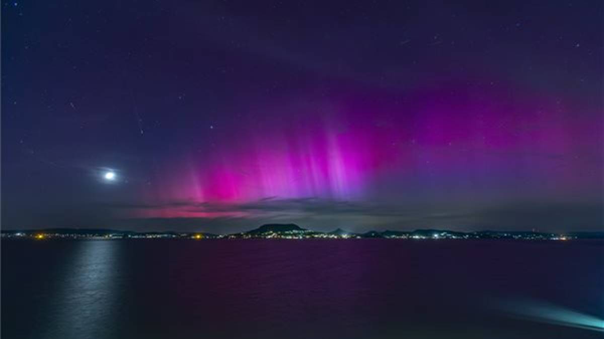 Fonyód, 2024. május 11. Sarki fény (aurora borealis) látható az északi égbolton a Balaton felett a fonyódi magaspart felől fényképezve 2024. május 10-én este. MTI/Varga György