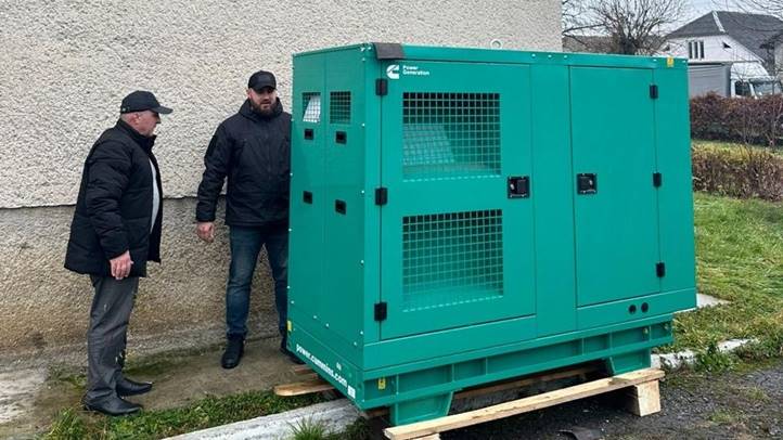  Az EWG csoport által adományozott dízelgenerátor a Mihajlo Dankanics nevét viselő Munkácsi Szakképző Agrár Líceum udvarán