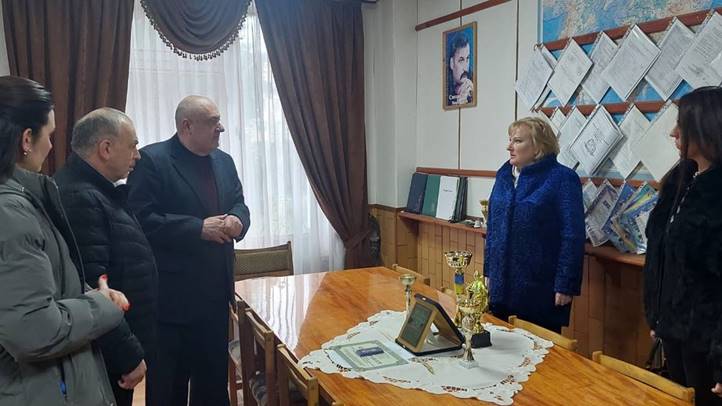  Demjáncsuk Vászil Jurijovics, a Kárpátaljai Regionális Állami adminisztráció helyettes vezetője; Kovbászko Vászil Vászilovics, a Mihajlo Dankanics nevét viselő Munkácsi Szakképző Agrár Líceum igazgatója; Csizmadia Alexandra, Magyarország Ungvári Főkonzulátusának konzulja, külgazdasági attaséja; és Polcz Erika, az EWG Customs Agency vezérigazgatója.