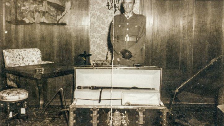 Pajtás Ernő a Szent Korona ládájával Heidelbergben, 1945. augusztus 3 (Fotó: Wikipedia.org)