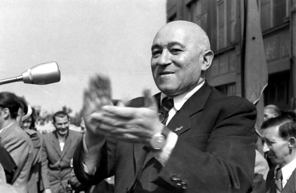 Rákosi Mátyás, a Magyar Kommunista Párt (MKP) főtitkára tapsol 1945. szeptember 3-án a párt győri nagygyűlésén, ahol a munkás- és parasztegységről, a választásokról, a terménybeszolgáltatásról és a reakció elleni harcról tartott előadást (Fotó: MTI/Mafirt)