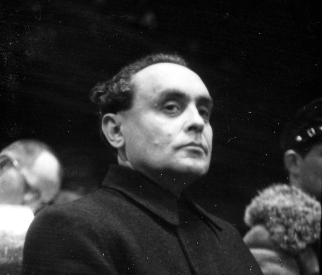 Szálasi Ferenc a népbírósági perén – a Zeneakadémia nagytermében –, melyen emberiségellenes és háborús bűnök sorozatáért halálra ítélték 1946. február 7-én, Budapesten (Fotó: MTI/MAFIRT)