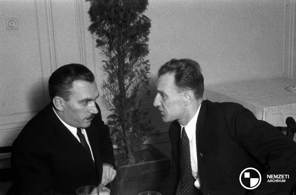 Péter Gábor, az Államvédelmi Osztály vezetője és Kádár János, a Magyar Kommunista Párt főtitkárhelyettese beszélget 1948-ban (Magyar Fotó: Kovács Géza, Nemzeti Archívum)