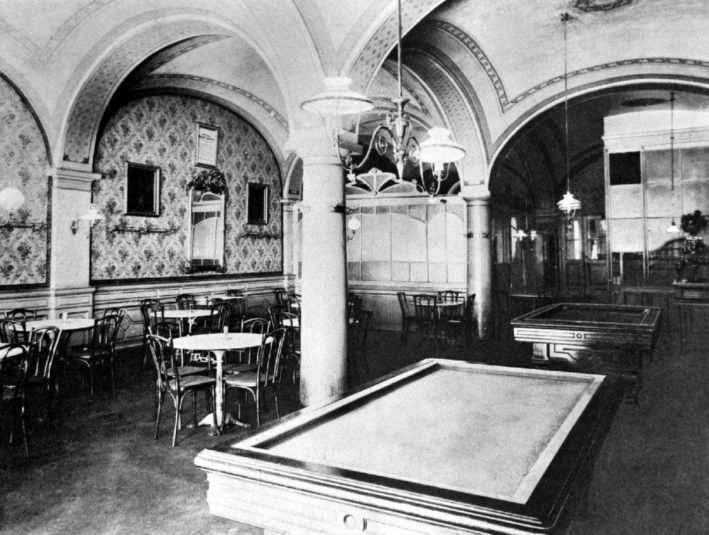 Korabeli fényképen a márciusi ifjak gyülekező helye, a Pilvax kávéház (Fotó: Nemzeti Fotótár/Reprodukció)