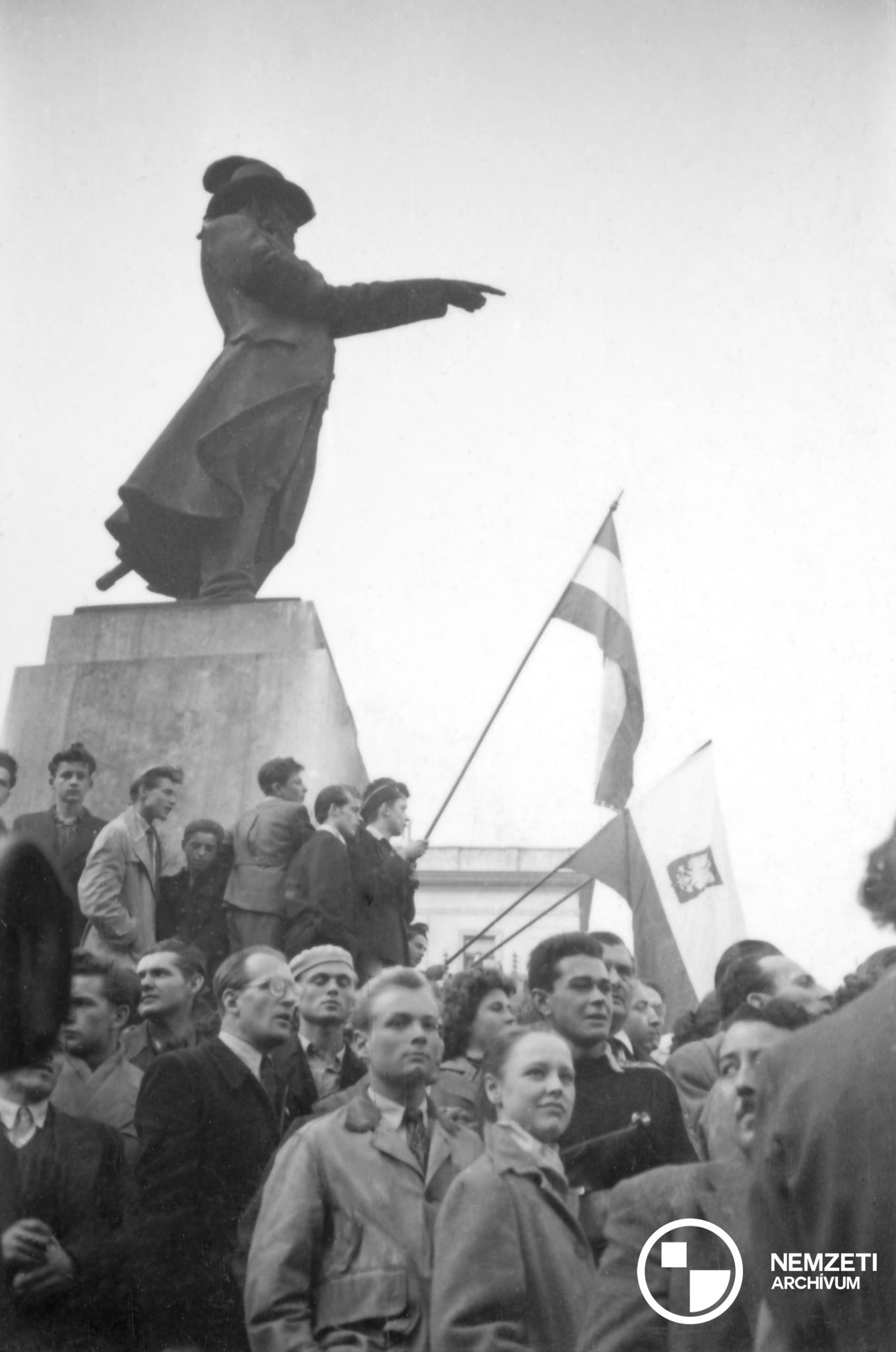 A tüntető tömeg október 23-án lengyel és magyar zászlókkal a Bem-szobor előtt. Fotó: Nemzeti Archívum