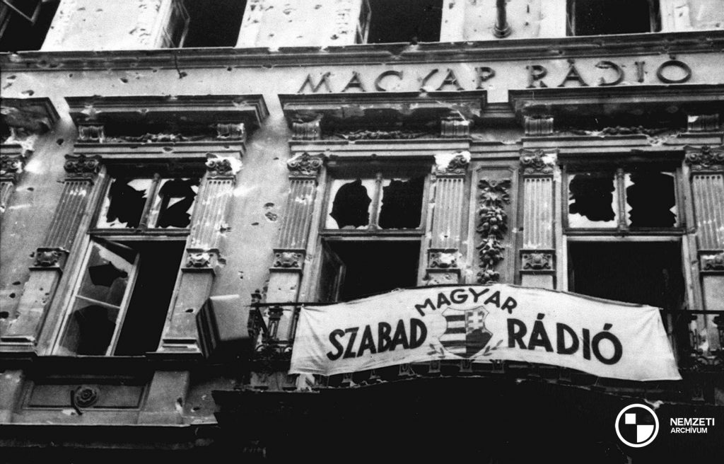 A Magyar Rádió épületének homlokzata Budapesten a Bródy Sándor utcában, a forradalmárok és az ÁVH-sok között 1956. október 23-án este lezajlott fegyveres összecsapás után. Fotó: Nemzeti Archívum