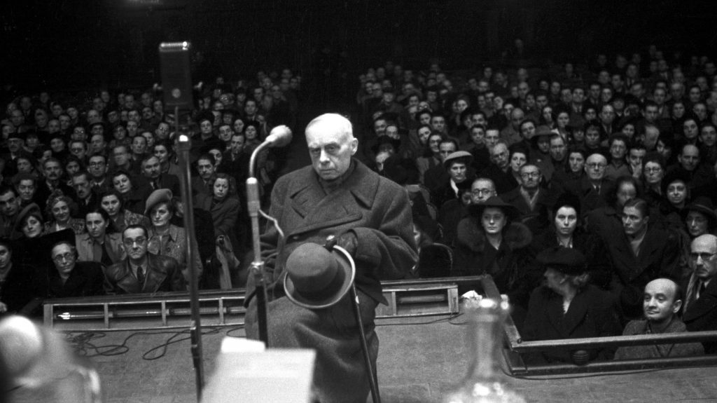 Sztójay Döme volt miniszterelnök a Népbíróság előtt 1946. március 22-én, Budapesten. A volt miniszterelnököt golyó-általi halálra ítélték (Fotó: MAFIRT felvétel)