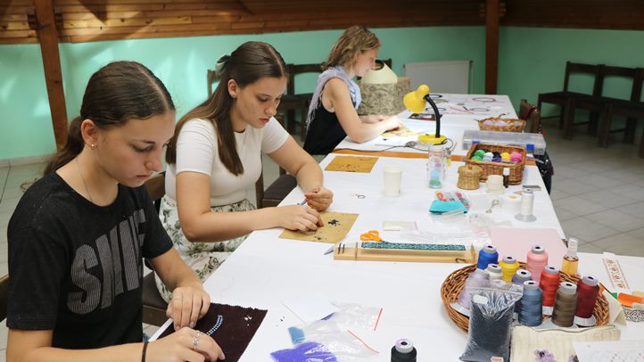 Az alkotás öröme a hagyományőrzés segítségével - III. Népi kézműves tábor a vajdasági Tóthfaluban. Fotó: Hagyományok Háza