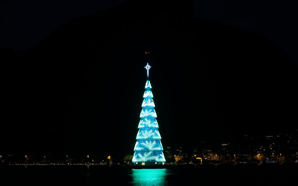 A világ legnagyobb úszó karácsonyfája Rio de Janeiróban (Fotó: Fabio Teixeira/picture alliance via Getty Images)