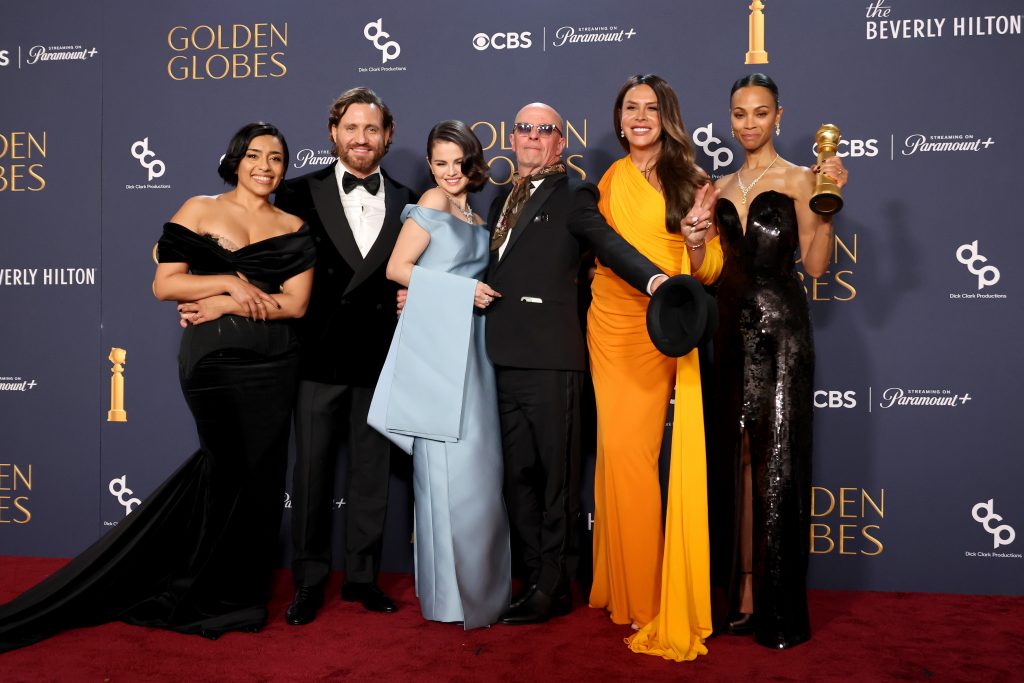 Adriana Paz, Edgar Ramírez, Selena Gomez, Jacques Audiard, Karla Sofía Gascón, and Zoe Saldana, winners of the Best Motion Picture – Musical or Comedy award for “Emilia Pérez,” pose in the press room during the 82nd Annual Golden Globe Award at The Beverly Hilton on January 05, 2025 in Beverly Hills, California. (Fotó: Amy Sussman/Getty Images)