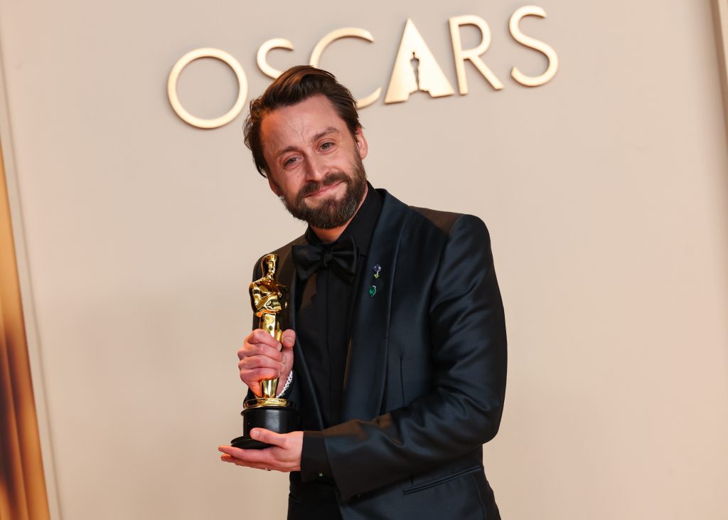 Kieran Culkin Oscar-díjával (Fotó: JC Olivera/WWD via Getty Images)