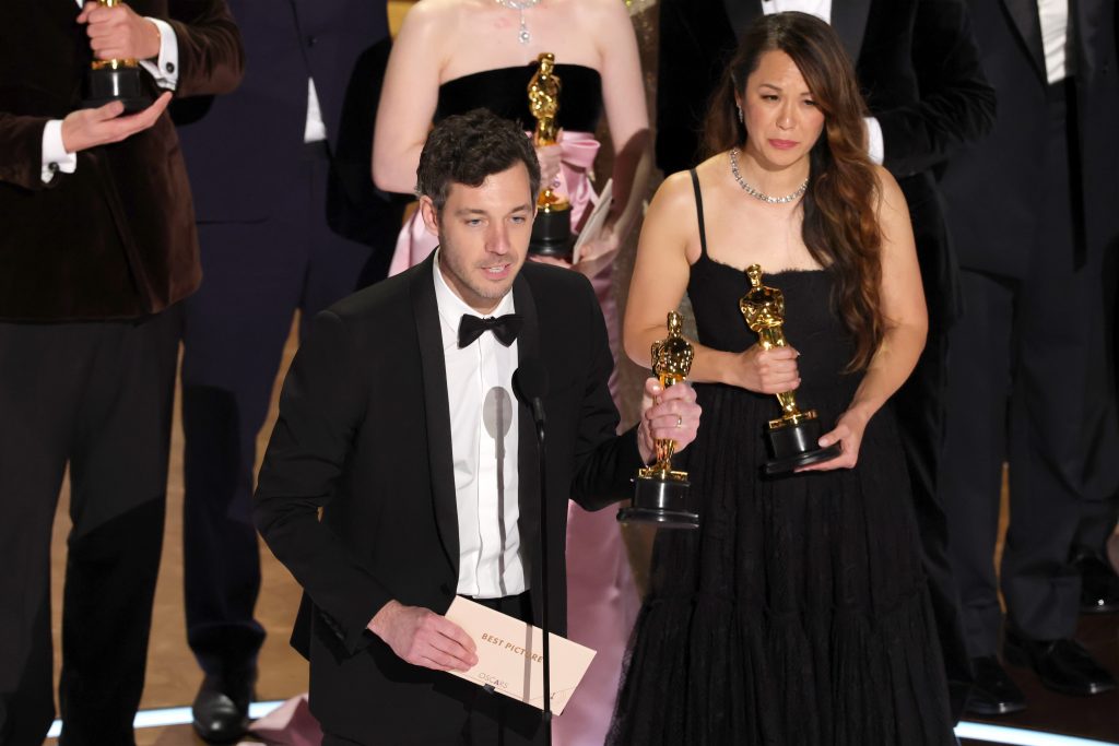 Alex Coco és Samantha Quan átveszik a legjobb filmnek járó díjat az „Anora” című filmért (Fotó: Kevin Winter/Getty Images)