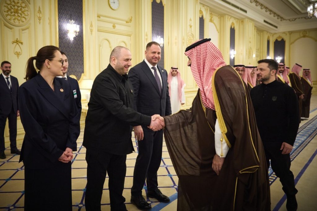 Mohammed bin Szalmán al-Szaúd, a Szaúd-Arábiai Királyság miniszterelnöke fogadja az ukrán delegációt Volodimir Zelenszkij ukrán elnök látogatásán a szaúd-arábiai Dzsiddában 2025. március 11-én. (Fotó: Ukrán Elnöki Hivatal/Handout/Anadolu via Getty Images)