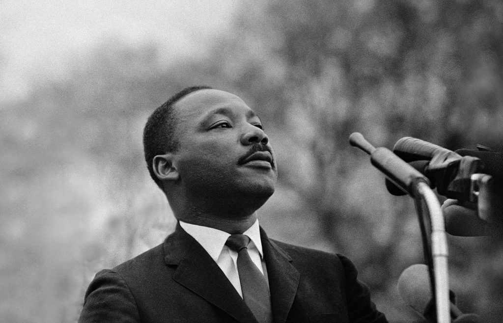 Martin Luther King Jr. amerikai lelkész és polgárjogi vezető (1929–1968) integet a Mallon összegyűlt több mint 200 ezer  fős tömegnek, miután elmondta Van egy álmom című beszédét a washingtoni munkáért és szabadságért tartott felvonuláson.  Washington DC, 1963. augusztus 28. (Fotó: Hulton Archive/Getty Images)