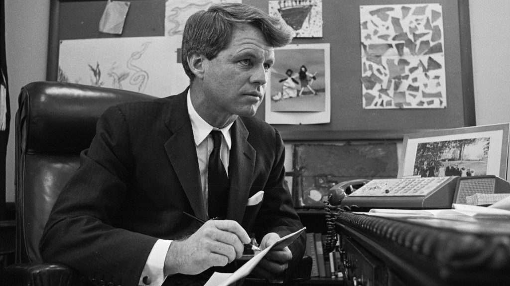 Robert Kennedy szenátor irodájában. A kép készítésének időpontja ismeretlen (Fotó: Getty Images)