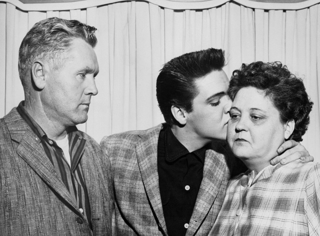 Elvis Presley, mellette édesanyja Gladys, másik oldalán édesapja, Vernon Presley (Fotó: Getty Images)