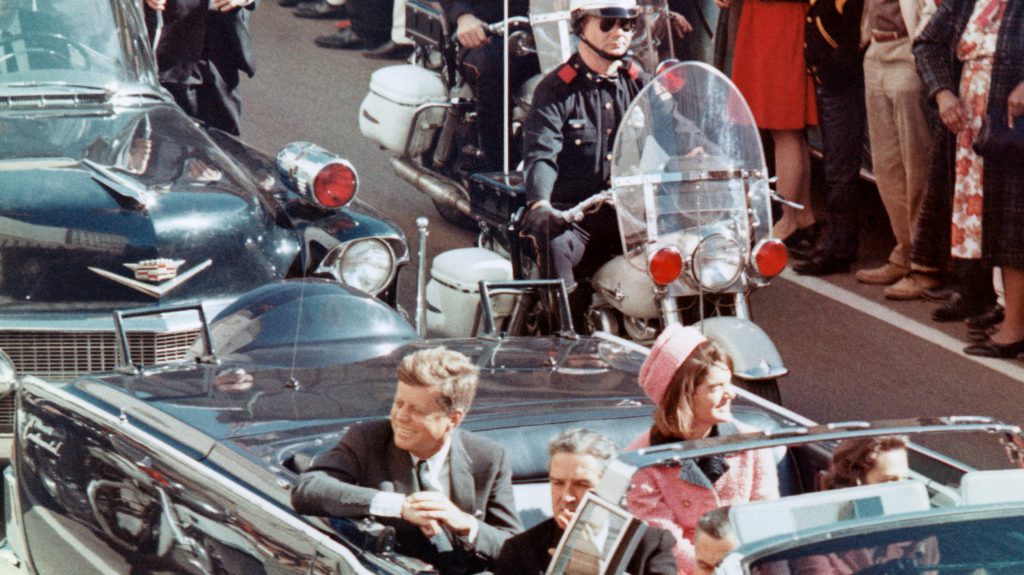 John F. Kennedy amerikai elnök, Jacqueline Kennedy first lady, John Connally texasi kormányzó mosolyognak a konvoj útvonala mellett álló tömegre a texasi Dallasban 1963. november 22-én. Percekkel később az elnököt meggyilkolták, amikor autója áthaladt a Dealey Plaza téren (Fotó: Getty Images)