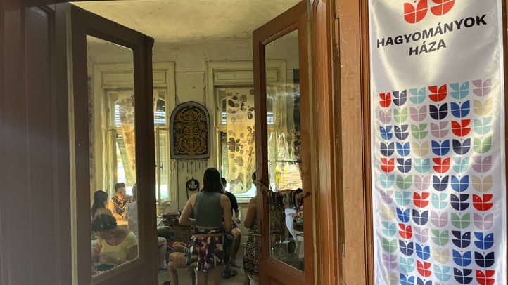 Izgalmas élettörténetek, közösségformáló programok - Both Miklós és a Hagyományok Háza udvara az Ördögkatlan különleges színfoltja