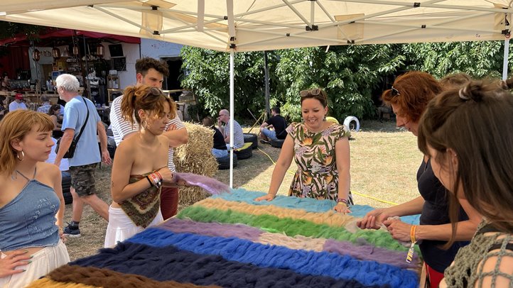 Izgalmas élettörténetek, közösségformáló programok - Both Miklós és a Hagyományok Háza udvara az Ördögkatlan különleges színfoltja