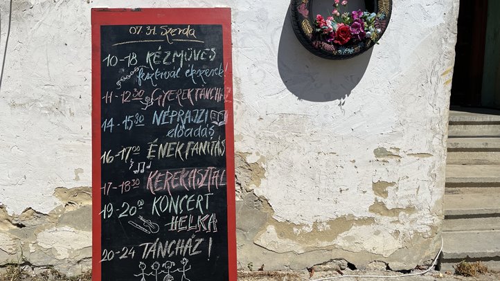 Izgalmas élettörténetek, közösségformáló programok - Both Miklós és a Hagyományok Háza udvara az Ördögkatlan különleges színfoltja