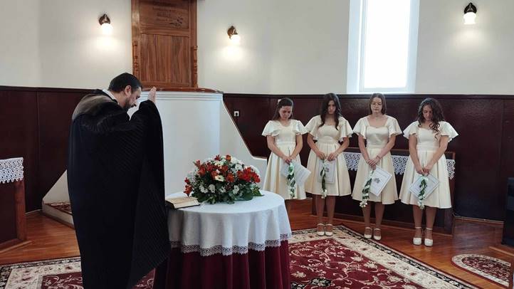 Fiatalok konfirmációja a református gyülekezetekben - Fogadalomtétel és elköteleződés. Fotó: Kárpátinfo/ m.e. Harangláb
