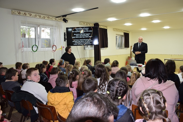 „A jóra törekedjetek, ne a rosszra, akkor életben maradtok, és veletek lesz az ÚR, a Seregek Istene” – hozta Ámós próféta könyvének (5,14) üzenetét Zán Fábián Sándor püspök. Fotó: Kárpátinfo/Kovács Erzsébet