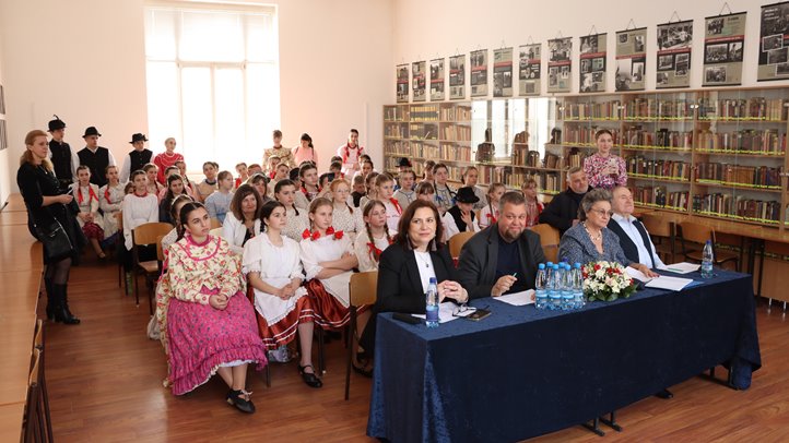Kárpátaljai dalnokok - Népdaléneklési verseny döntője Beregszászon. Fotó: Hagyományok Háza Hálózat