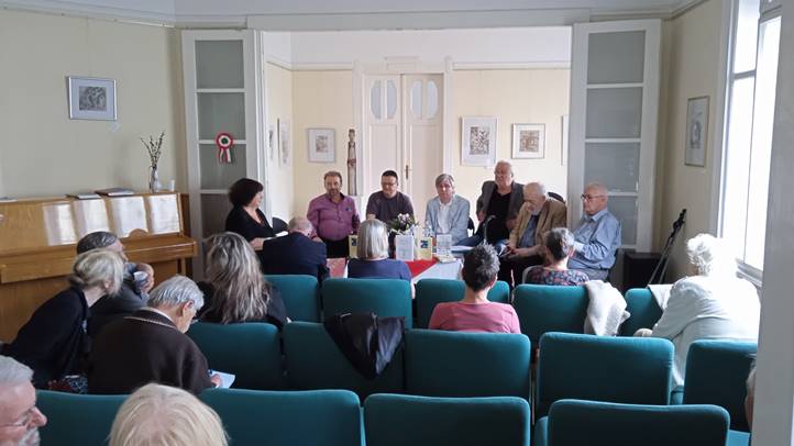 Bábel csendje a Magyar Újságírók Közössége székházában