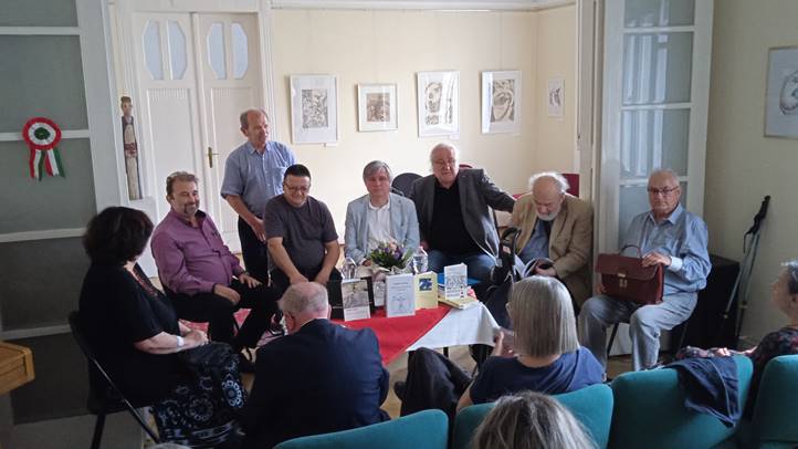 Bábel csendje a Magyar Újságírók Közössége székházában