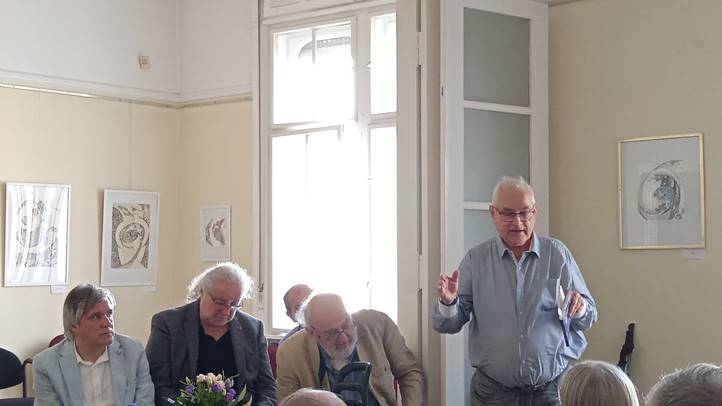 Bábel csendje a Magyar Újságírók Közössége székházában