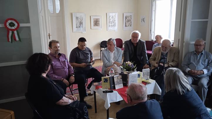 Bábel csendje a Magyar Újságírók Közössége székházában