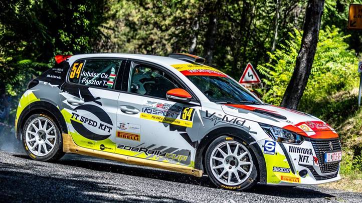 Minél nagyobb serleggel szeretnénk hazamenni!   Fotó: Hajóka SportFotó