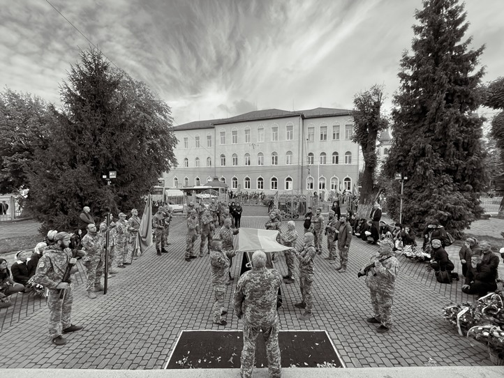 2023. október 23-án Munkácson végső búcsút vettek az orosz-ukrán háborúban elesett hőstől, Jurij Szivulkától. Fotó: Munkácsi Városi Tanács