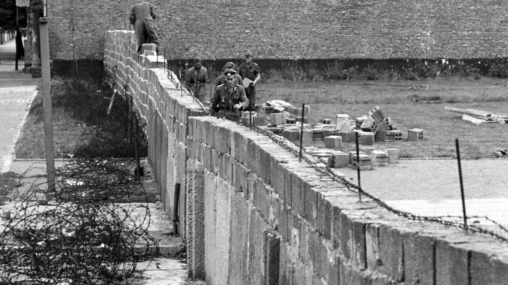Az 1961. október 6-én készült archív felvételen a berlini fal Reinickendorf kerületi szakaszát építik (Fotó: MTI/EPA)