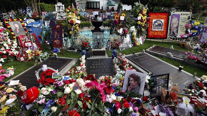 Virágok borítják Elvis Presley amerikai énekes sírját Elvis Graceland nevű birtokán, a Tennessee állambeli Memphisben 2012. augusztus 16-án, halálának 35. évfordulóján  (Fotó: MTI/EPA/Lance Murphey)