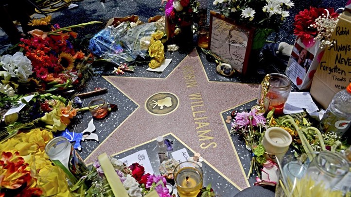 Virágok és mécsesek Robin Williams amerikai színész csillagán a hollywoodi Hírességek Sétányán, 2014. augusztus 12-én. A 63 éves Oscar-díjas hollywoodi komikus, színész, rendező és producer előző nap öngyilkos lett az észak-kaliforniai Tiburonban lévõ otthonában. (MTI/EPA/Tracey Nearmy)