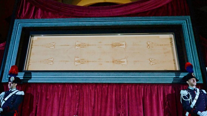 A torinói lepel a torinói Keresztelő Szent János-dómban. A 436 cm hosszú lenvászon kendő a katolikus egyház egyik legnagyobb becsű ereklyéje, amelybe a hagyomány szerint Jézus Krisztus keresztfáról levett testét tekerték, és amelyen kirajzolódnak a vonásai (Fotó: MTI/EPA/Alessandro Di Marco).