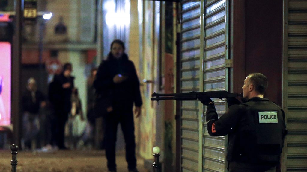 Rendőrök az iszalmista terrortámadások egyik helyszínén, a Le Petit Cambodge vendéglőnél Párizsban 2015. november 13-án (Fotó: MTI/EPA/Etienne Laurent)