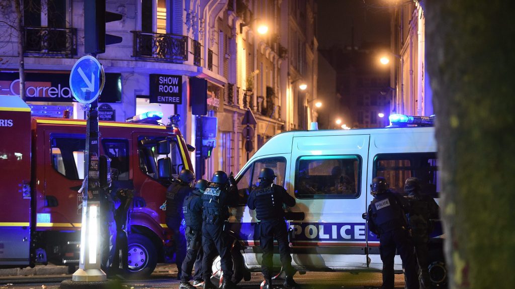 Rendőrök a párizsi Bataclan koncertterem közelében 2015. november 13-án (Fotó: MTI/EPA/Christophe Petit Tesson)