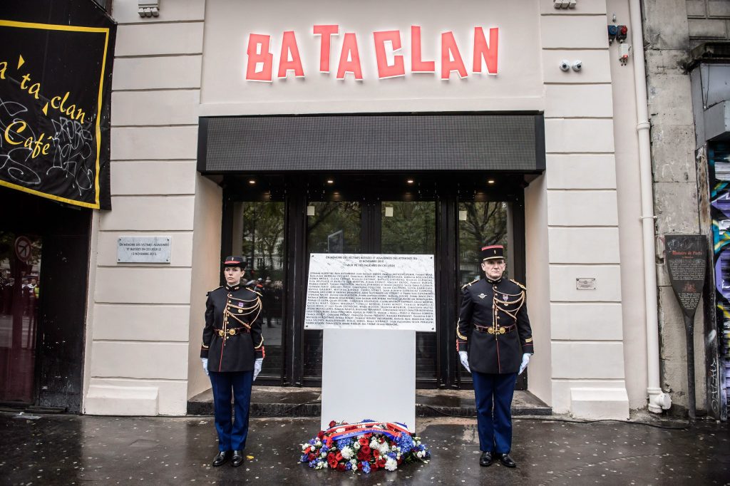 A francia díszőrség két tagja áll a párizsi Bataclan rendezvényközpont előtt felavatott emléktábla mellett a 130 halálos áldozatot követelõ párizsi terrormerényletek első évfordulóján Párizsban 2016. november 13-án (MTI/EPApool/Christophe Petit Tesson).