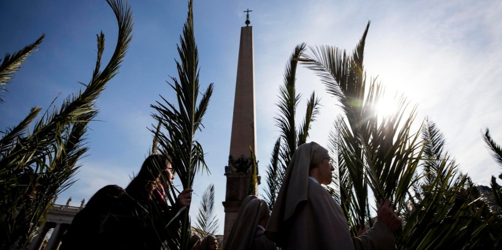 Pálmaágakkal vonuló apácák és hívek Ferenc pápa virágvasárnapi miséjén a vatikáni Szent Péter téren 2018. március 25-én. A húsvéti nagyhetet felvezető vasárnapon a katolikus egyház Jézusnak a kereszthalála előtti Jeruzsálembe vonulásáról emlékezik meg (Fotó: MTI/EPA/Angelo Carconi)