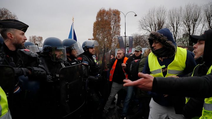 Láthatósági mellényt viselő tiltakozókat tartóztatnak fel rendőrök az üzemanyagadó tervezett emelését ellenző tüntetésen a párizsi Champs-Élysées sugárúton 2018. november 24-én (Fotó: MTI/EPA/Christophe Petit Tesson)