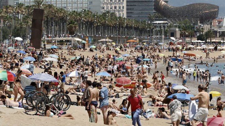 Zsúfolásig tele strandolókkal a barcelonai St. Sebastian tengerparti strand (Fotó: MTI/EPA-EFE/Andreu Dalmau)