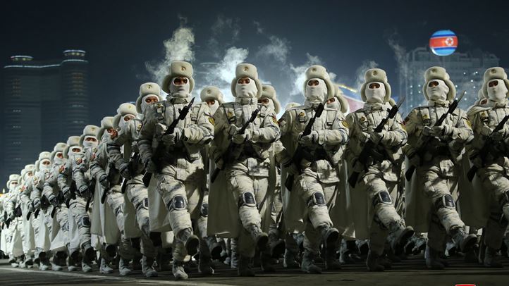 Az észak-koreai állami hírügynökség (KCNA) által közreadott képen katonák menetelnek a Koreai Néphadsereg megalakulásának 75. évfordulója alkalmából tartott katonai díszszemlén, a phenjani Kim Ir Szen téren 2023. február 8-án. (Fotó: MTI/EPA/KCNA)