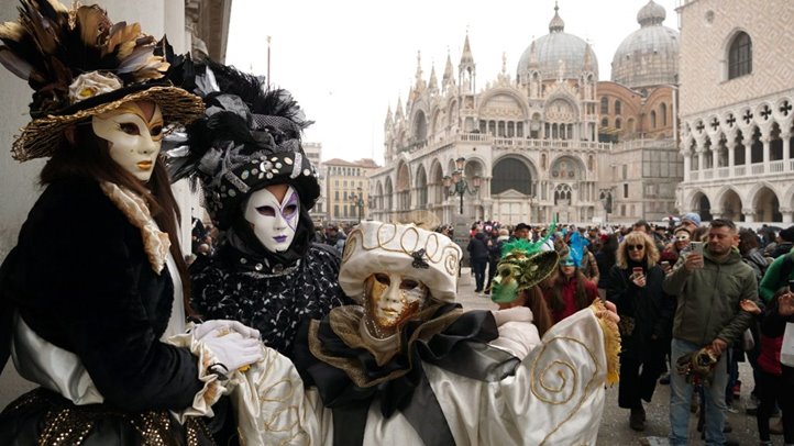 Jelmezes résztvevők a velencei karneválon a Szent Márk tér közelében (Fotó: MTI/EPA/ANSA/Andrea Merola)