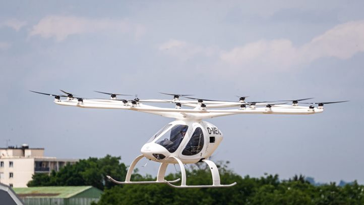 A Volocopter repülőgépgyár helyből felszálló, elektromos hajtású városi légi taxija, a VoloCity a Párizstól északra fekvő Le Bourget-i repülőtéren (Fotó: MTI/EPA/Christophe Petit Tesson)