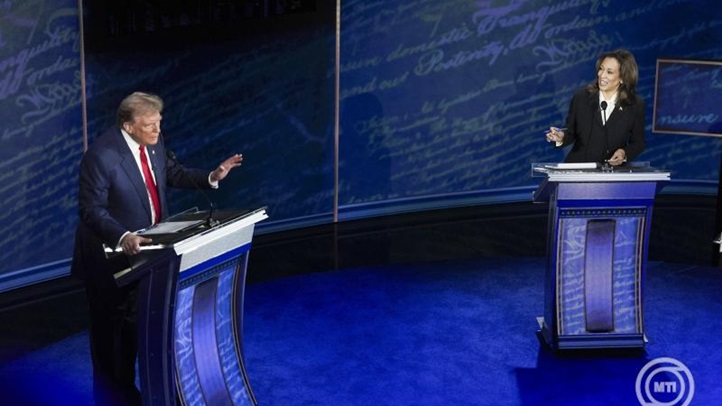 Philadelphia, 2024. szeptember 11. Donald Trump republikánus párti volt amerikai elnök (b) és Kamala Harris demokrata párti amerikai alelnök az elnökjelölteknek az ABC amerikai tévécsatorna közvetítette első televíziós vitáján Philadelphiában 2024. szeptember 10-én. Az elnökválasztást november 5-én rendezik az Egyesült Államokban. MTI/EPA/The Washington Post pool/Demetrius Freeman