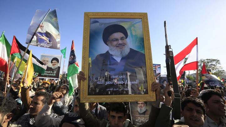 A jemeni húszi lázadók támogatói Haszan Naszralláh sejknek, a Hezbollah libanoni siíta szervezet Izrael által megölt vezetőjének képét mutatják fel, amint a libanoni és a palesztin emberek mellett tüntetnek a jemeni fõvárosban 2024. október 4-én. (Fotó: MTI/EPA/Jajha Arhab).