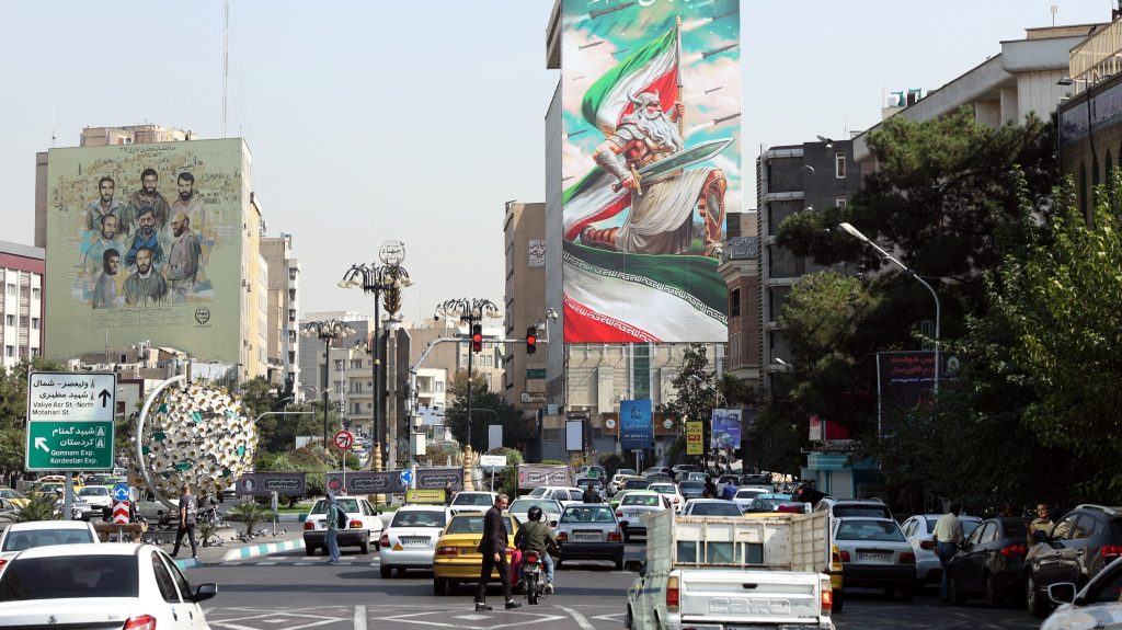 Rosztam perzsa mitológiai hőst iráni zászlóval, Fattah-1 iráni rakéták között ábrázoló óriásplakát Teheránban 2024. október 16-án (Fotó: MTI/EPA/Abedin Taherkenareh)