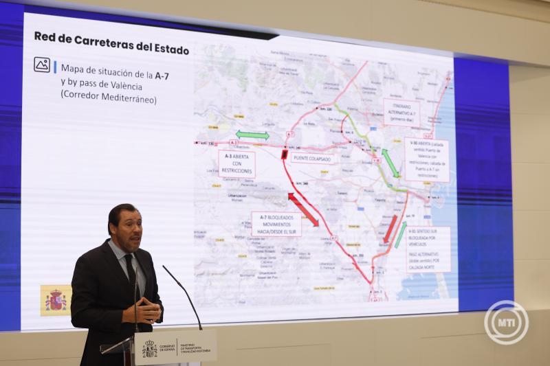 Madrid, 2024. október 31. Óscar Puente spanyol közlekedési miniszter sajtótájékoztatót tart az országot ért súlyos árvízzel kapcsolatban a minisztérium madridi épületében 2024. október 31-én. Az özönvízszerű esőzések előidézte áradások miatt legkevesebb 95 ember életét vesztette Spanyolországban, a legtöbben Valencia tartományban. MTI/EPA/EFE/Javier Lizón